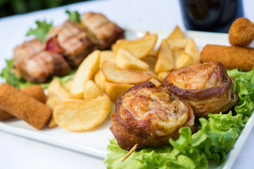 Squisiti Spiedini di Carne alla griglia, patatine, crocchette