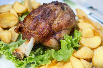 Stinco di maiale con patatine al forno e insalata - Roast pork knuckle