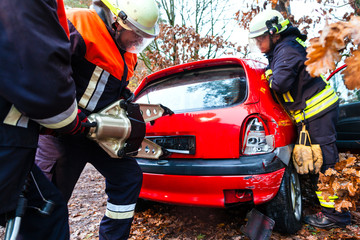 Unfall - Feuerwehr rettet Unfallopfer aus Auto