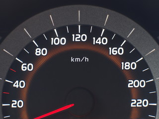 Tachometer zeigt Geschwindigkeit im km/h an