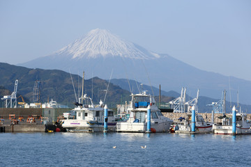 Fototapeta premium Motorboats at Shimizu port with mt. Fuji in background