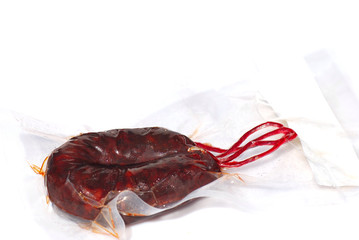 MORCILLA CERRADA AL VACÍO, SOBRE FONDO BLANCO
