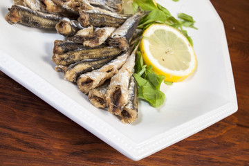 Piatto di alici fritte con radicchio e limone