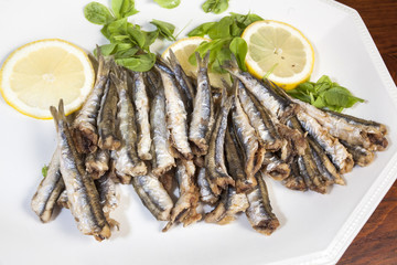 Piatto di alici fritte con radicchio e limone