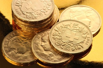 schweizer Goldvreneli auf goldenem Hintergrund