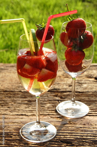 &amp;quot;Sekt mit Erdbeeren&amp;quot; Stockfotos und lizenzfreie Bilder auf Fotolia.com ...