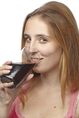Junge Frau trinkt ein Glas Cola
