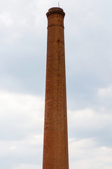 Chimenea industrial antigua de ladrillo