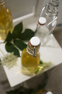 Flaschen mit Holundersirup