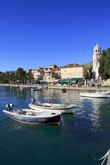 Fototapeta na wymiar Cavtat brzegową z łodzi rybackich i kościoła