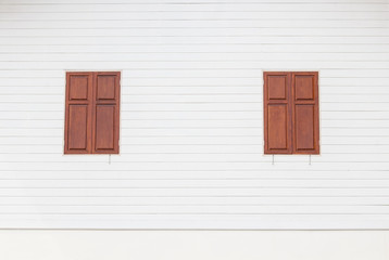 Obraz na płótnie Canvas brązowe okna drewniane na białym drewnianym domu