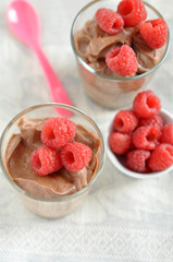 Mousse au chocolat mit Himbeeren