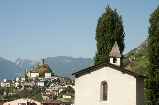 La chapelle et la tour de Saillon