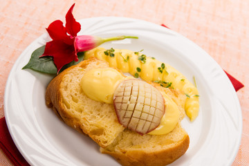 Dessert con crema pasticcera e frutta, close-up