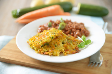 Rösti aus Gemüse mit vegetarischer Bolognese
