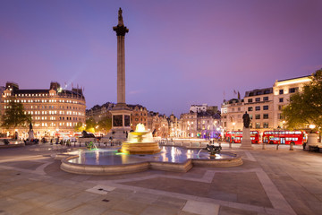 Trafalgar Square illuminata di Notte, Londra - obrazy, fototapety, plakaty