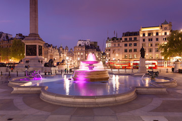 Trafalgar Square illuminata di Notte, Londra