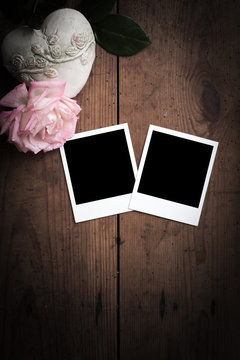 Polaroid, Fotorahmen auf Holz mit Rose und Herz