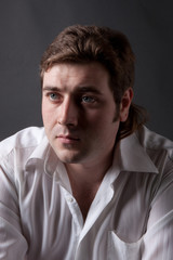 Obraz premium man posing in white shirt on dark background