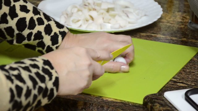 Cutting squid into rings