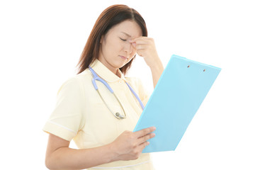 疲れた表情の看護士