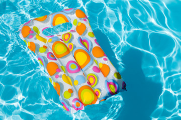 Naklejka premium Inflatable mattress floating in swimming pool