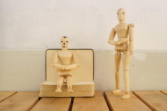 I due manichini di legno e il libro