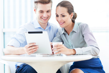 Obraz premium Business couple looking at digital tablet
