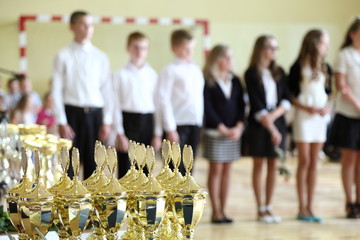 Puchary i nagrody na zakończenie szkoły II. - obrazy, fototapety, plakaty