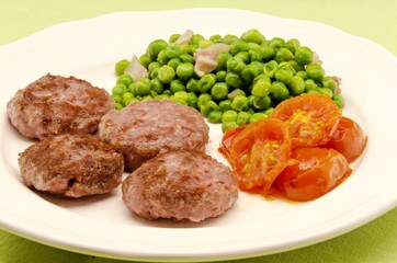 Hamburguesas con guisantes y tomate