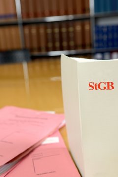 2 Strafakten mit B&uuml;cherregal und Buch