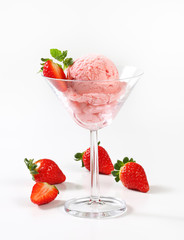 Ice cream with fresh strawberries