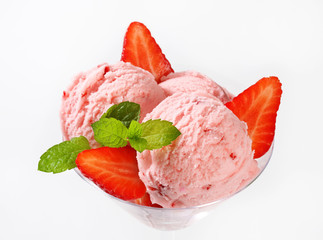 Ice cream with fresh strawberries