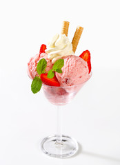 Strawberry ice cream sundae