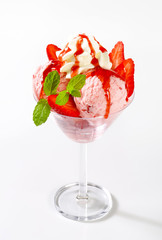 Strawberry ice cream sundae