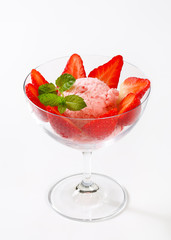 Ice cream with fresh strawberries