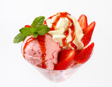 Strawberry ice cream sundae