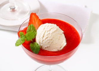 Ice cream with strawberry puree in coupe