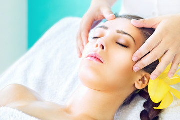 Obraz na płótnie Canvas Woman receiving spa head massage