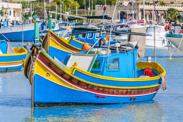 Fototapeta na wymiar Tradycyjne Luzzu łód¼ port w Marsaxlokk na Malcie.