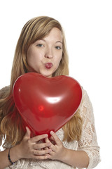 Verliebte junge Frau mit Luftballon