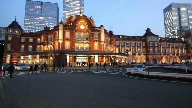 東京駅　夕暮れ