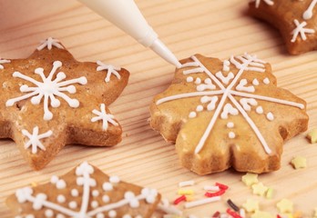 Obraz na płótnie Canvas Decorating gingerbread cookies.