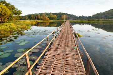 Obraz premium long wooden pier on morning lake