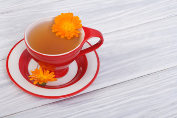 Obraz na płótnie Canvas herbata z kwiatów nagietka w czerwonym puchar