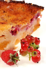 Le gâteau aux groseilles et framboises
