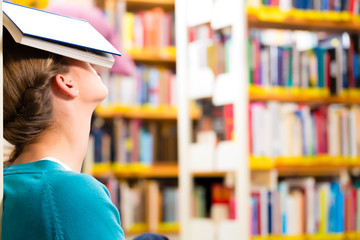 Mädchen in Bibliothek ist überarbeitet und müde