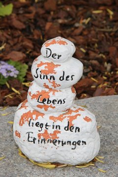 Gedenkstein mit Trauerspruch  auf dem Friedhof