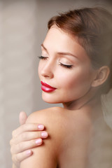 Naklejka premium A beautiful woman, portrait isolated on grey background