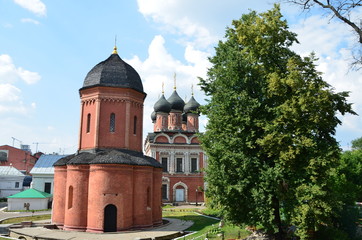 Fototapeta na wymiar Szybkie Pietrowski Klasztor w Moskwie, Katedra w 16 wieku